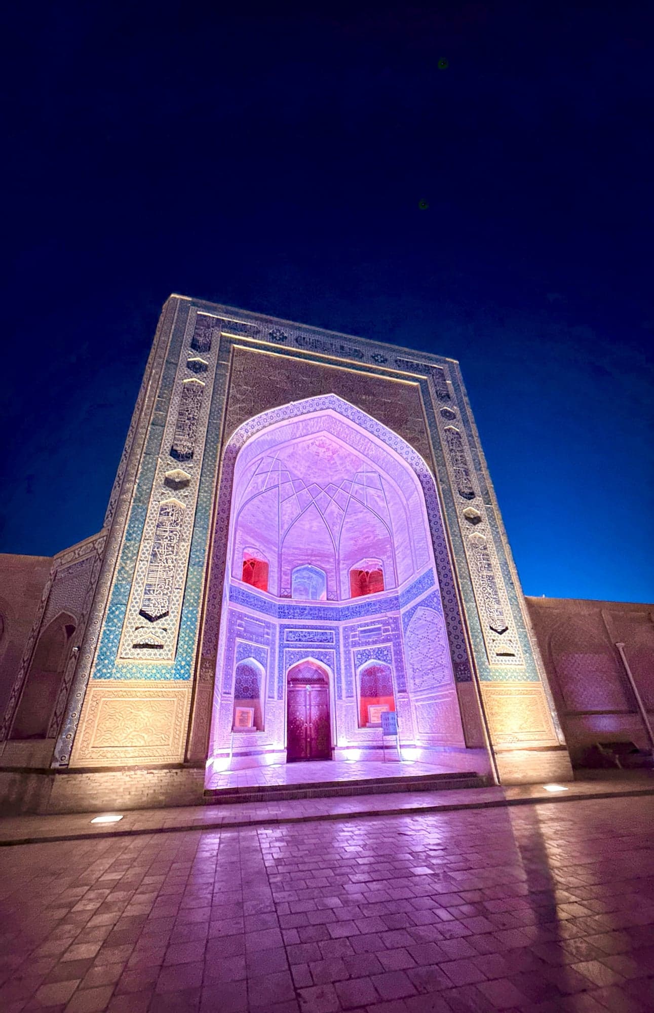 Lit portal, Bukhara