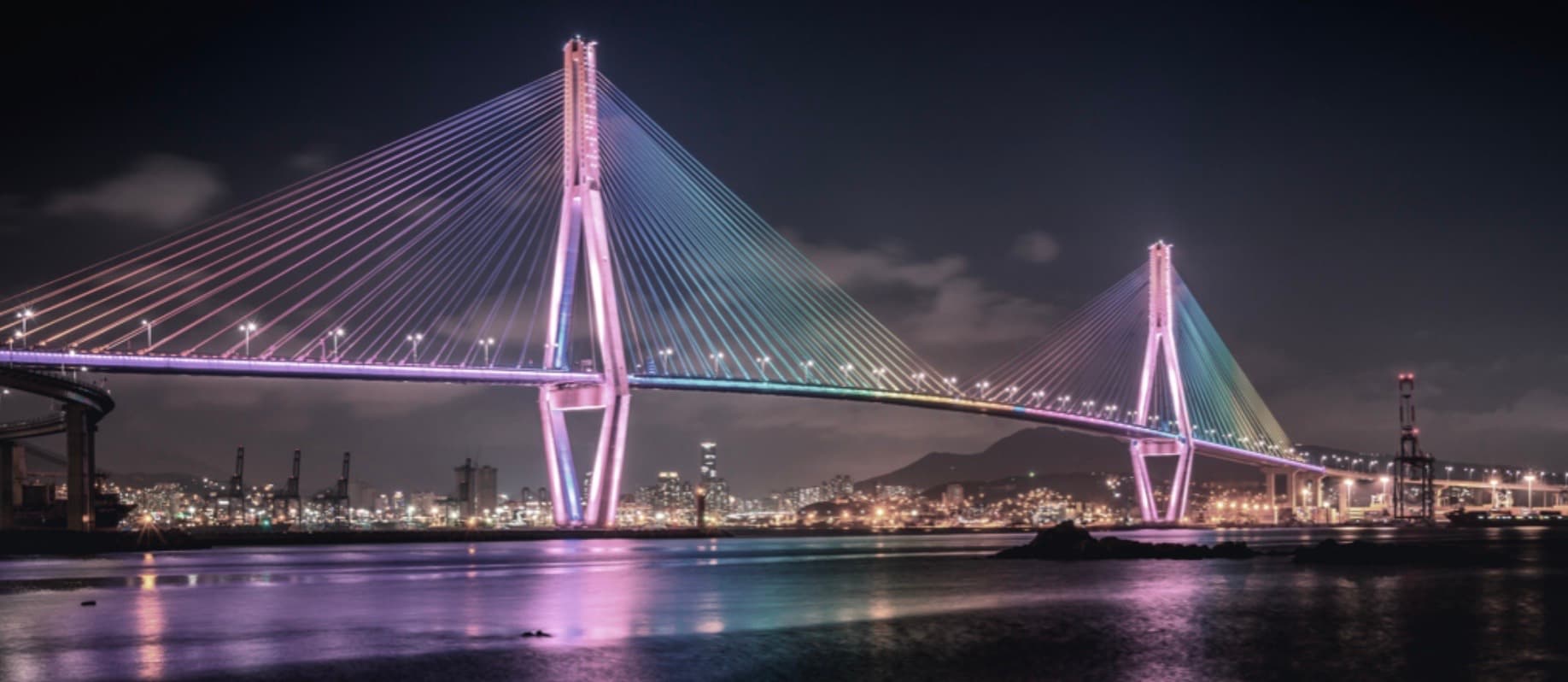 How the Diamond Bridge changes colour